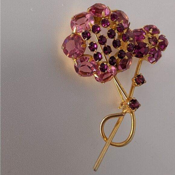 Elegant Floral Brooch with Pink and Gold Accents Vintage 1950s - Picture 2 of 7